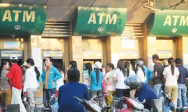 Từ 20-2 tới đây, khách hàng sử dụng thẻ ATM sẽ phải trả thêm mức phí thường niên có thể đến 60.000 đồng/thẻ. Ảnh: D.Đ.M