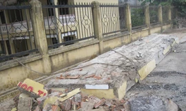 Cổng trường tiểu học sập, đè chết 4 người