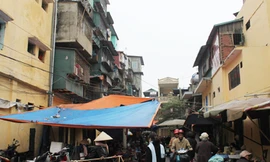 Sân chung cư B1 - khu Trại Găng (Hà Nội) biến thành chợ tạm