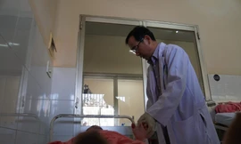 Sản phụ bị bỏng mất cả bàn tay vì nằm than sau sinh