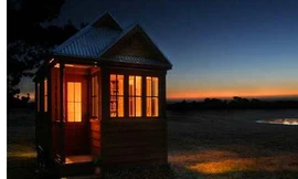 Ngôi nhà tí hon do công ty Tumbleweed House Company xây dựng. Nhà có 3 phòng gồm đẩy đủ tiện nghi dành cho một hoặc hai người ở