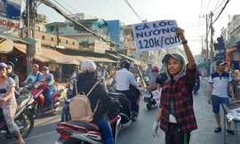 'Phố cá lóc nướng' Sài Gòn đông nghịt người ngày vía Thần tài