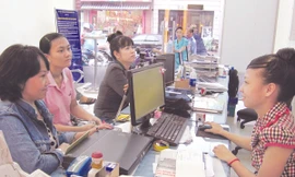 Người dân đến làm thủ tục hành chính tại UBND phường Bến Thành, quận 1, TPHCM Ảnh: Hữu Vinh