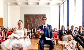 trẻ nhỏ không thích đám cưới