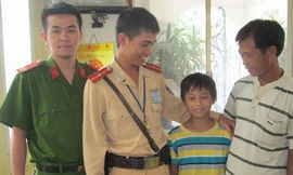 Bé trai bị lạc từ Ba Vì xuống tận... Hồ Gươm