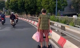 Xử phạt người phụ nữ đi xe điện cân bằng trên cầu ở TPHCM 