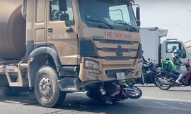 Xe bồn cuốn xe máy vào gầm khiến cô gái tử vong tại chỗ