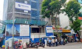 Nam công nhân rơi lầu tại công trình xây dựng ở TPHCM