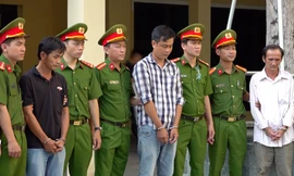 Bắt thêm 2 cán bộ hải quan cùng 32 đối tượng trong đường dây buôn lậu hàng triệu lít xăng dầu 