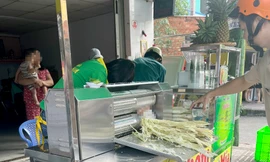 Cảnh sát cứu người phụ nữ bị kẹp bàn tay trong máy ép nước mía 