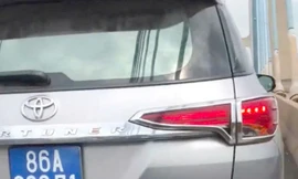 Tước giấy phép lái xe của tài xế ô tô biển xanh đi vào làn xe máy trên cầu Phú Mỹ 