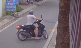 Giả làm từ thiện, gã đàn ông trẻ tuổi lấy trộm 2 cây vàng của vợ chồng cụ già ở TPHCM 