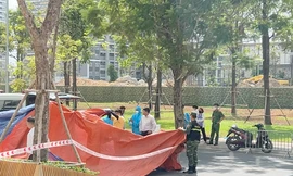 Đi tập thể dục, tá hỏa phát hiện người chết trong khuôn viên chung cư