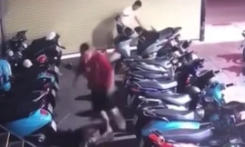 Chủ tiệm game đánh tới tấp 2 thiếu niên 