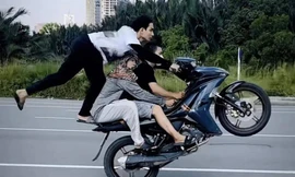 Tạm giữ ba thanh niên 'diễn xiếc' trên xe ở TPHCM 