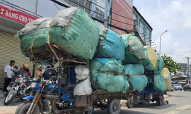 Siết xe chở hàng vượt khung trên đường phố tại TPHCM