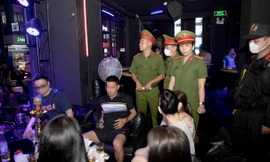 Gần 100 cảnh sát kiểm tra hai quán bia club ở phố Tây Bùi Viện 