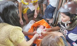 Bé gái sơ sinh còn nguyên dây rốn bị bỏ rơi trong hẻm ở TPHCM 