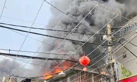 TPHCM: Dãy nhà phát hỏa vào 29 Tết, cột khói đen phủ kín trời 