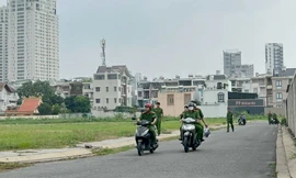 Phát hiện thi thể cháy đen trong bãi đất trống ở TPHCM 