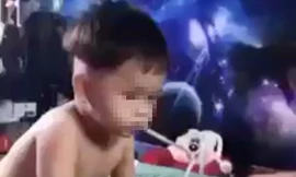 Vụ bé trai nghi bị ép hút ma túy đá: Bắt mẹ ruột và người tình 