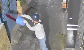 Bắt hai đối tượng tạt máu heo vào nhà dân để đòi nợ 