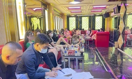 Phát hiện nhà hàng có 2 nữ tiếp viên mặc 'xuyên thấu' ngồi phục vụ khách