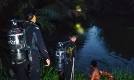 Hơn 4 giờ lặn tìm người đàn ông mất tích dưới sông ở TPHCM