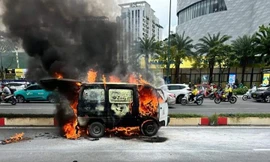 Xe tải bốc cháy dữ dội khi đang lưu thông trên đường ở TPHCM