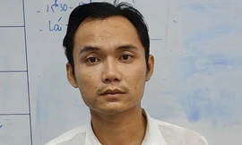 Đi thăm bạn trai, cô gái bị trói, cướp tài sản trong khách sạn 