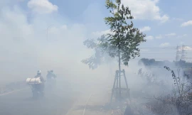 Khói trắng bao phủ quốc lộ, hàng trăm người dân bịt mũi vượt qua