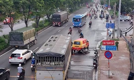 Ô tô tông liên hoàn 4 xe trước chợ đầu mối ở TPHCM, 2 người tử vong