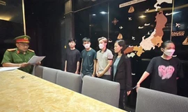 Nhóm nhân viên nhà hàng lột quần áo của khách để cưỡng đoạt tiền 