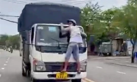 Bắt tài xế lái xe tải lao vun vút trên đường dù có người bám kính chắn gió 