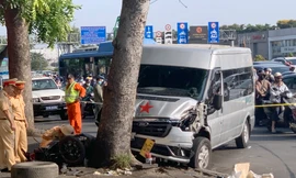 Ô tô lao vào gốc cây sau va chạm với 3 xe máy ở TPHCM