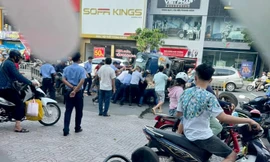 Xe ben lật đè cô gái đi xe máy, người dân xúm lại giải cứu