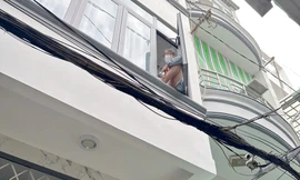 Sau gần 1 giờ thuyết phục, cô gái từ bỏ nhảy lầu tự tử