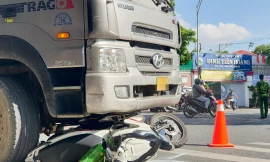 Bị xe ben kéo lê trên đường, người đàn ông chết thảm