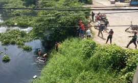 Phát hiện xe máy bí ẩn nằm dưới kênh nước đen ở TPHCM 