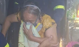 Cứu 2 người bị mắc kẹt trong căn nhà bốc cháy ở TPHCM 