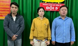 Đột kích 2 nhà hàng có hơn 150 nữ tiếp viên múa khỏa thân, phục vụ khách 'tới bến'