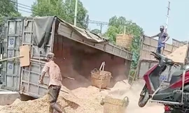 Xe tải chở mùn cưa lật ngang trên quốc lộ