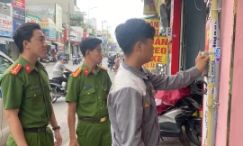 5 người làm nghề hút bể phốt dán hàng nghìn tờ quảng cáo nơi công cộng 