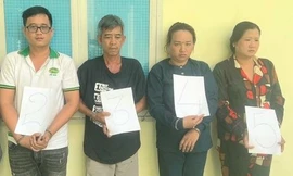 Chặn đường xe tải, ép 8 công ty nộp gần 460 triệu tiền ‘phí môi trường’