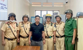 Phát hiện tài xế có lệnh bắt từ ô tô hết hạn kiểm định 