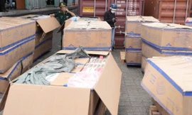 Tóm gọn 2 container thuốc lá lậu sắp xuất nước ngoài 