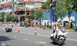 Người dân thích thú ngắm lực lượng công an biểu diễn mô tô dẫn đoàn, mô tô hộ tống 