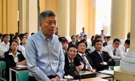 Phiên dịch viên công bố cáo trạng bằng tiếng Anh cho bị cáo Chu Lập Cơ 