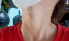 Kề dao vào cổ nữ nhân viên cướp bông tai trong nhà kho ở TPHCM