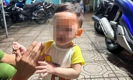 Bé trai khoảng 1 tuổi bị bỏ rơi lúc nửa đêm ở TPHCM